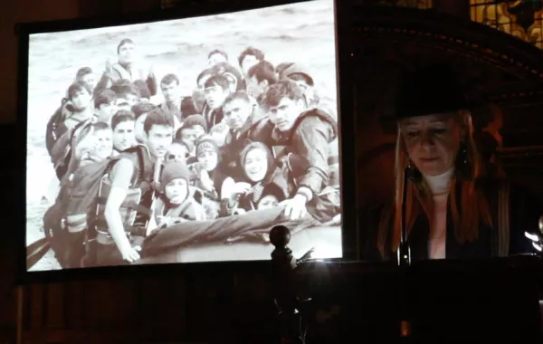 البريطانية «أرابيلا دورمان» ترسم لوحاتها بثياب اللاجئين