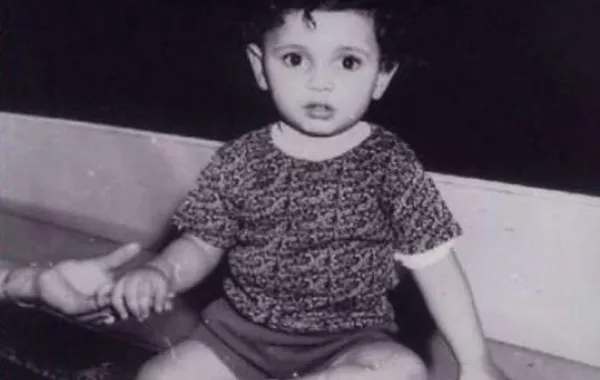 هذا الطفل أصبح نجماً وسيماً هل يمكنكم التعرف إليه؟