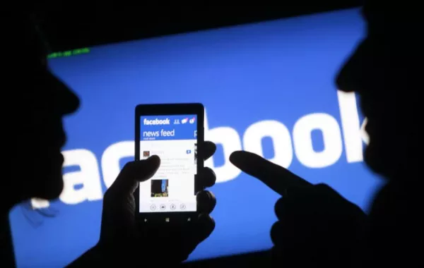 هددها بنشر صور لها على "فيس بوك" فاختطفته!