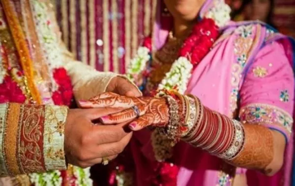 قصة أغرب من الخيال.. انتحلت «صفة رجل» وتزوجت امرأتين