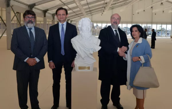 إيطاليا تمنح الشيخة مي تمثالاً لمايكل أنجلو