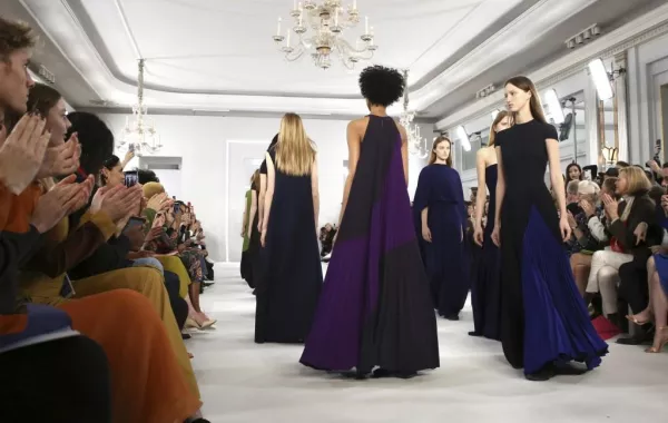 المصمم  Jasper Conran يضيء أسبوع لندن بالألوان الرائقة