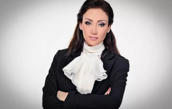 ريهام سعيد تهرب من عدسات المصورين لحظة وصولها المحكمة