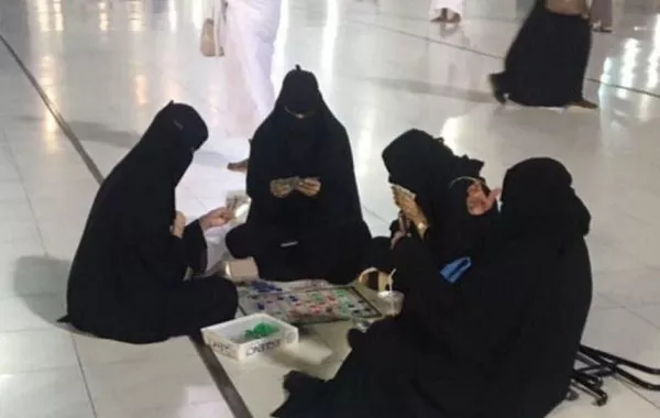 فتيات يلعبن "السیكونس" في الحرم المكي!