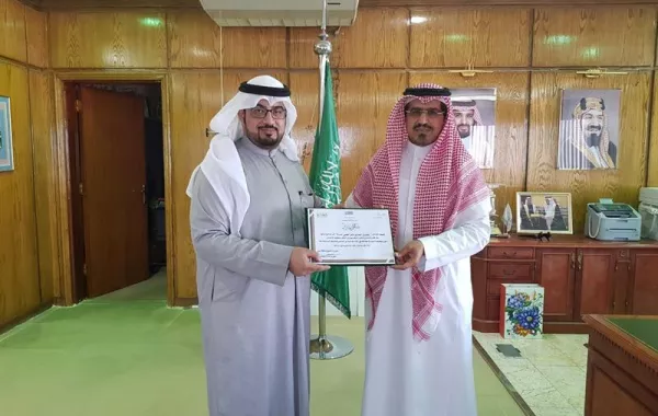 بالفيديو.. معلم في عسير ينقذ طالبة من الموت دهساً لكنه يفقد سيارته