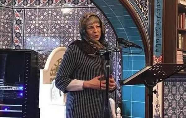 رئیسة وزراء بريطانبا بالحجاب في "زر مسجدي".. وهذا ما قالته عن الإسلام