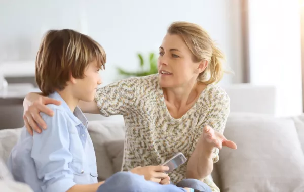 كيف تجيبين عن أسئلة ابنك المراهق؟