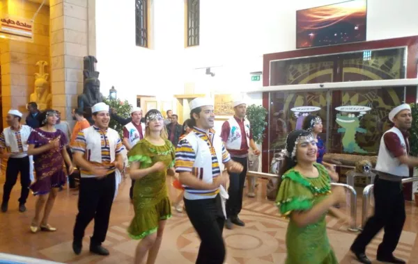 فرق مهرجان أسوان تتجول في المتاحف الأثرية
