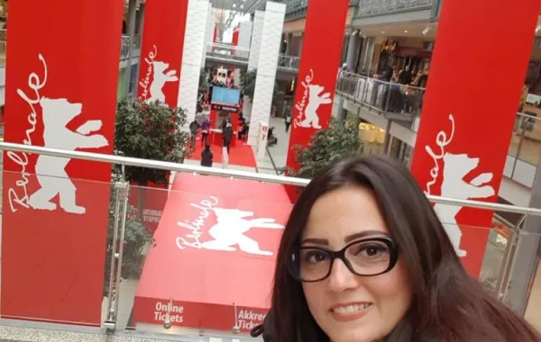 بالفيديو: الفنانة بشرى محرجة بسبب وجبة طعام وصديقتها الألمانية تنقذها