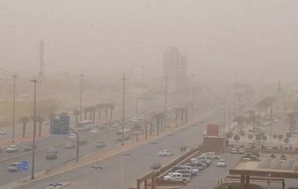 رياح نشطة وأتربة على الرياض اليوم