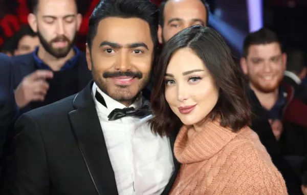 بالفيديو: تامر حسني فخور بنجاح زوجته في أسبوع الموضة في لندن