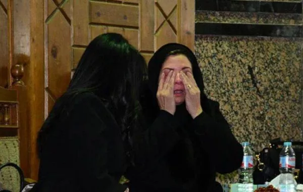 بالصور: صابرين منهارة في مراسم عزاء والدها