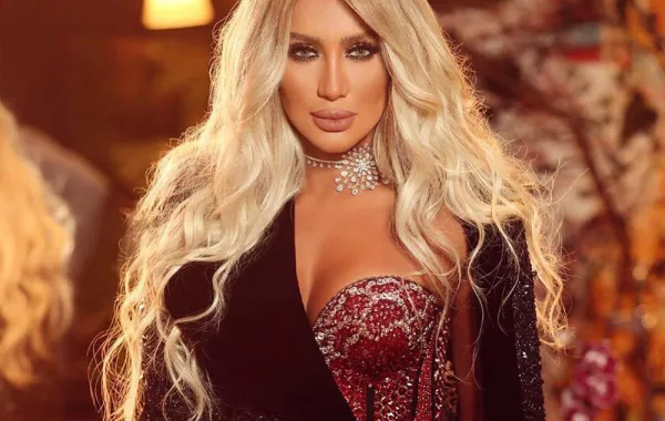 مجوهرات مايا دياب غريبة ولافتة كإطلالاتها!