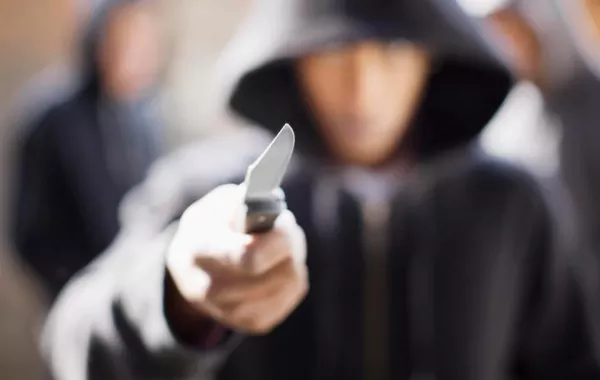 بالفيديو.. مشهد صادم  لشاب مطعون بسكين ينتظر الإسعاف!