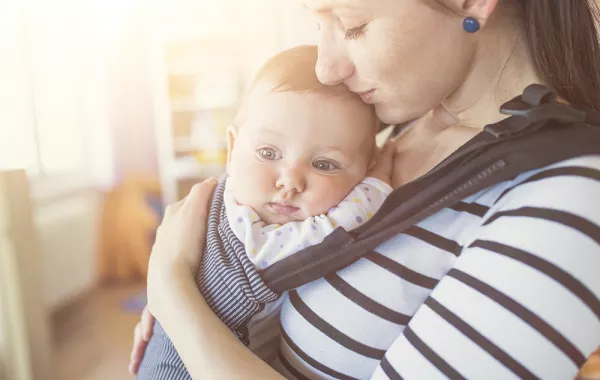 حمل الطفل.. أسبابه وأضراره