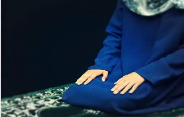 «صاحبة خمارة» تقتل سكرانًا حاول الاعتداء عليها وهي «تصلي»