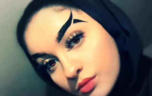 هل يمكن أن تجربيها؟ «ذيل السمكة» آخر صيحات «موضة الحواجب»