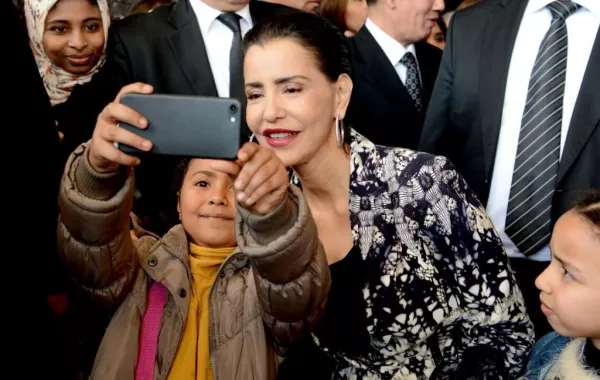 طفلة مغربية تخرق البروتوكول وتلتقط سيلفي مع الأميرة للا مريم