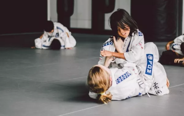 بالفيديو: طفلة اماراتية تتغلب على برازيلية في لعبة الجوجوتسو 