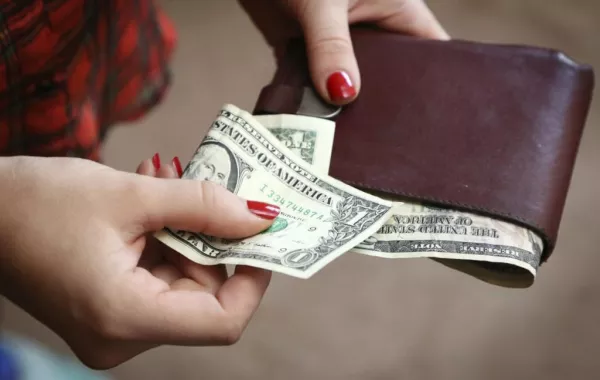 طلبت الطلاق من زوجها لفرضه أجرة 500 درهم على كل توصيلة بسيارته!