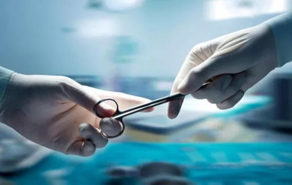 تجميل السرة.. أحدث صيحات عمليات التجميل الغريبة