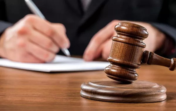 الحبس 3 أشهر لـ 3 متهمين هتكوا عرض مراهق