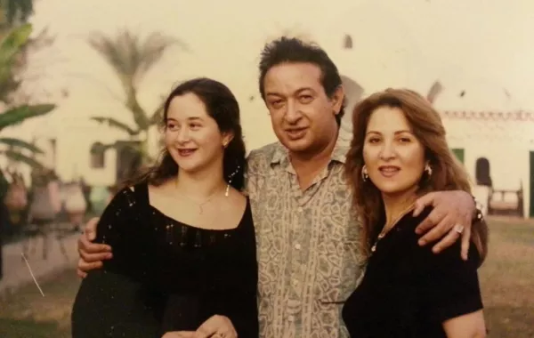 صورة لـ مي نور الشريف بعد ولادتها مباشرة في أحضان خالتها نورا