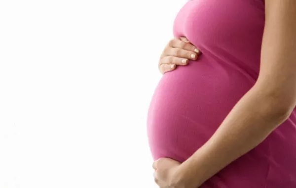 الأمهات الأكبر سناً قد يحرمن بناتهن من الإنجاب