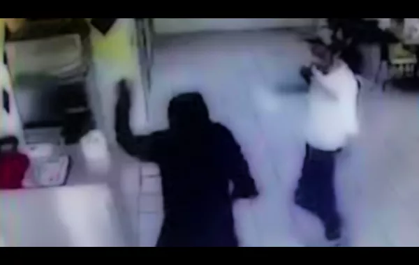 فيديو.. فتاة تضرب شاباً في جدة.. فما السبب؟