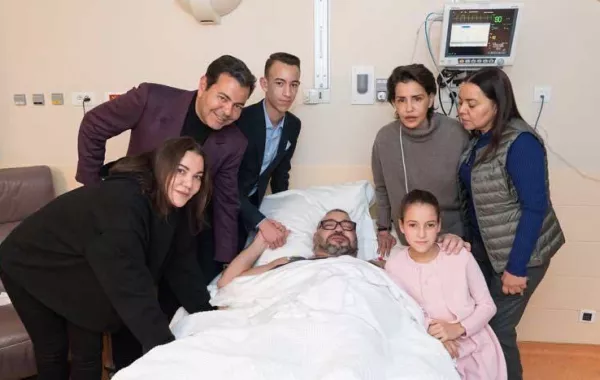 صورة عائلية معبرة للملك محمد السادس في المستشفى