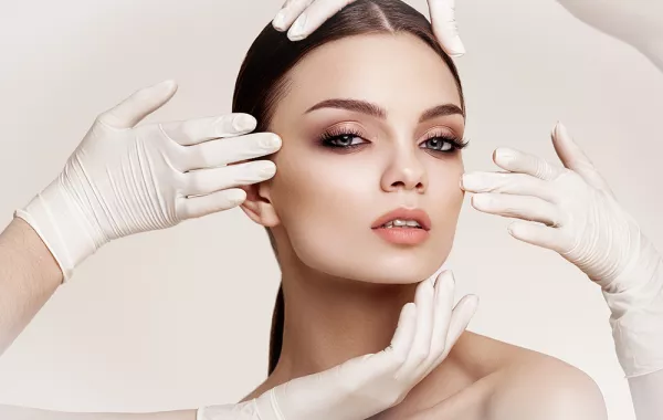 أطباء عمليات التجميل: لا يوجد ميثاق طبي لمن هم دون الـ 18عاماً