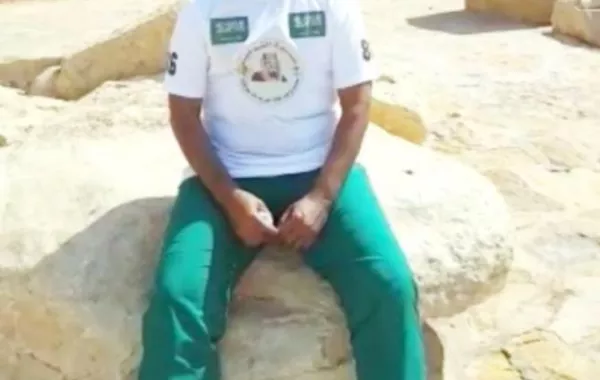 رحالة سعودي يدعم الأخضر بالسير إلى موسكو