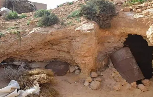 تونسية تحتجز شقيقها 15 عاماً بلا طعام داخل حفرة صخرية
