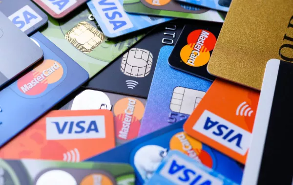 في دبي: إدانة 3 متهمين باستخراج 70 بطاقة ائتمانية بمستندات مزوّرة