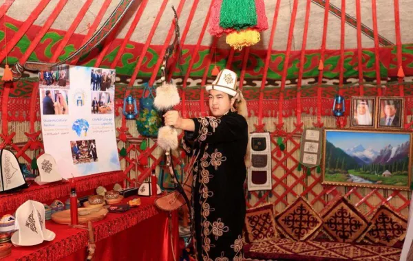 الخيمة القرغيزية تجذب زوار مهرجان الثقافات والشعوب