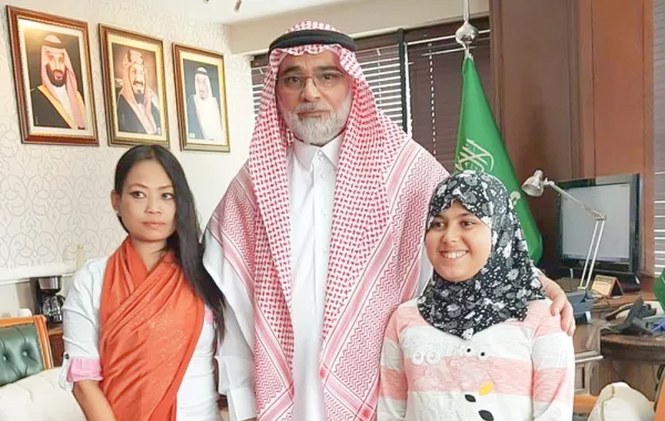 سفير السعودية في إندونيسيا يلتقي الطفلة هيفاء