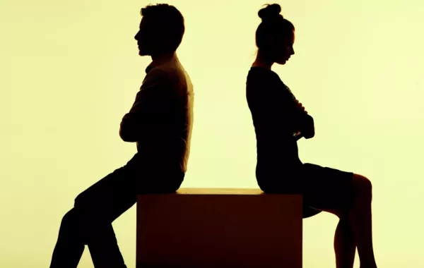 الفتاة البالغة لها حرية الإقامة مع أحد والديها المطلَّقَين