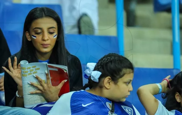 لم تمنعها مباراة الهلال من المذاكرة على مدرجات الملعب