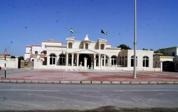إماراتي يبني "خزنة البتراء" الشهيرة على مدخل منزله في أبو ظبي