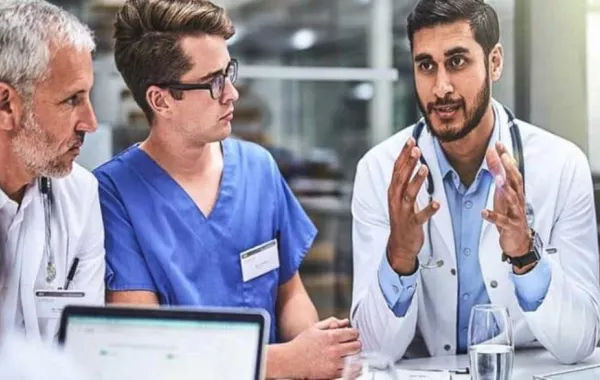 أطباء في كندا يحتجون على زيادة رواتبهم!