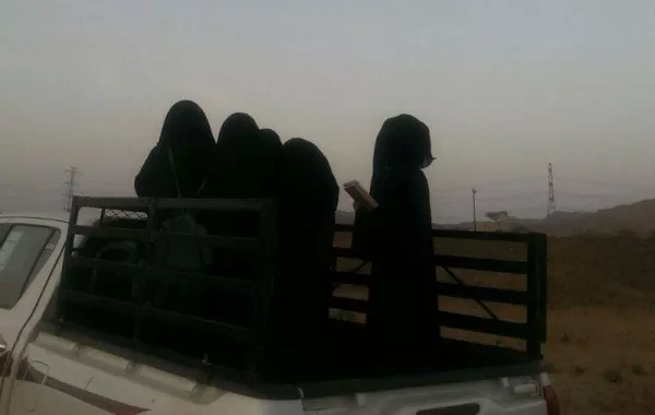 طالبات يذهبن إلى المدرسة بصندوق هايلكس!