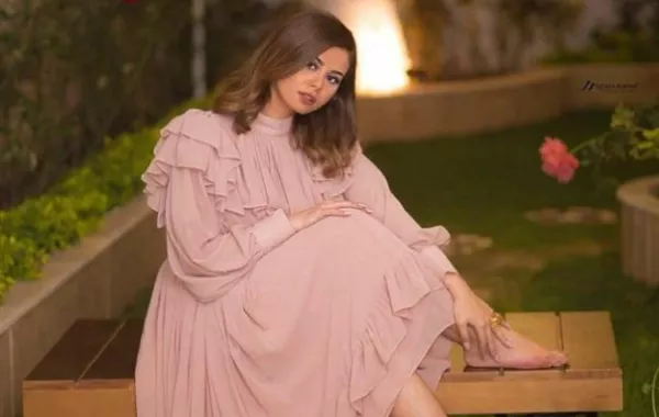 بالصور: منة عرفة تصدم جمهورها مجددا ..أنا كبرت!!