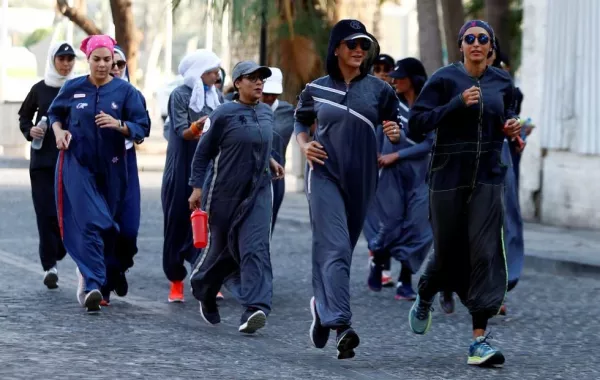 سعوديات يحتفلن بـ "يوم المرأة" بالركض في شوارع جدة