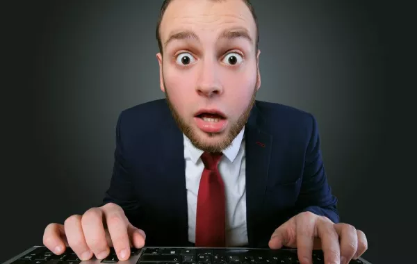 رجل يكتشف مفاجأة في صورة قديمة لزوجته