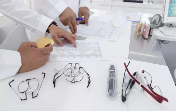 «الغذاء والدواء» تضبط 6928 عدسة لاصقة ومحاليلها ونظارات طبية مخالفة