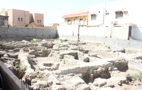 سعودي يكتشف مدينة أثرية يعود تاريخها إلى 700 عام بجزيرة دارين بالشرقية