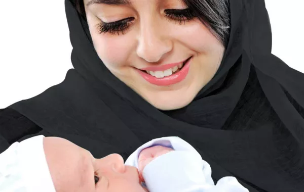 "العدل": للأم أحقية حضانة أولادها تلقائياً من دون دعوى