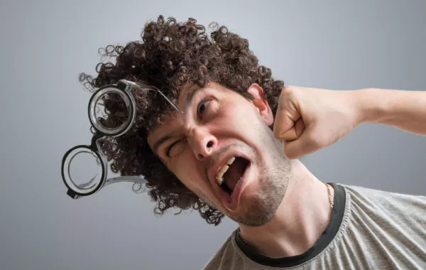 فتاة تعتدي على حبيبها ضرباً لانفصاله عنها