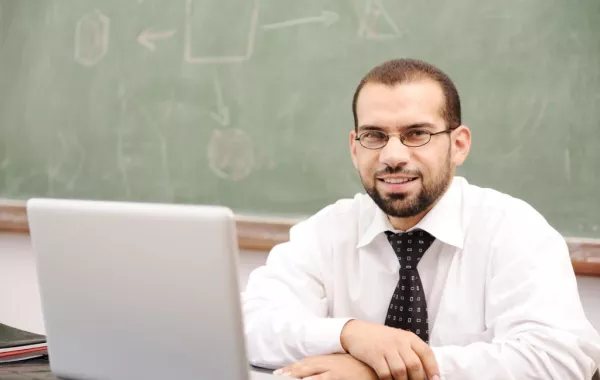 معلم سعودي يرفع قضية تنمّر على طلابه