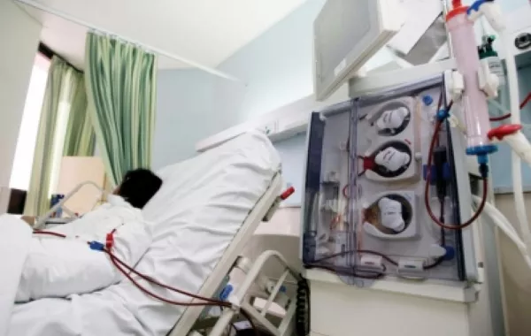 العمل تدعو إلى الاستفادة من برنامج «دعم أجر أيام غسيل الكلى»
